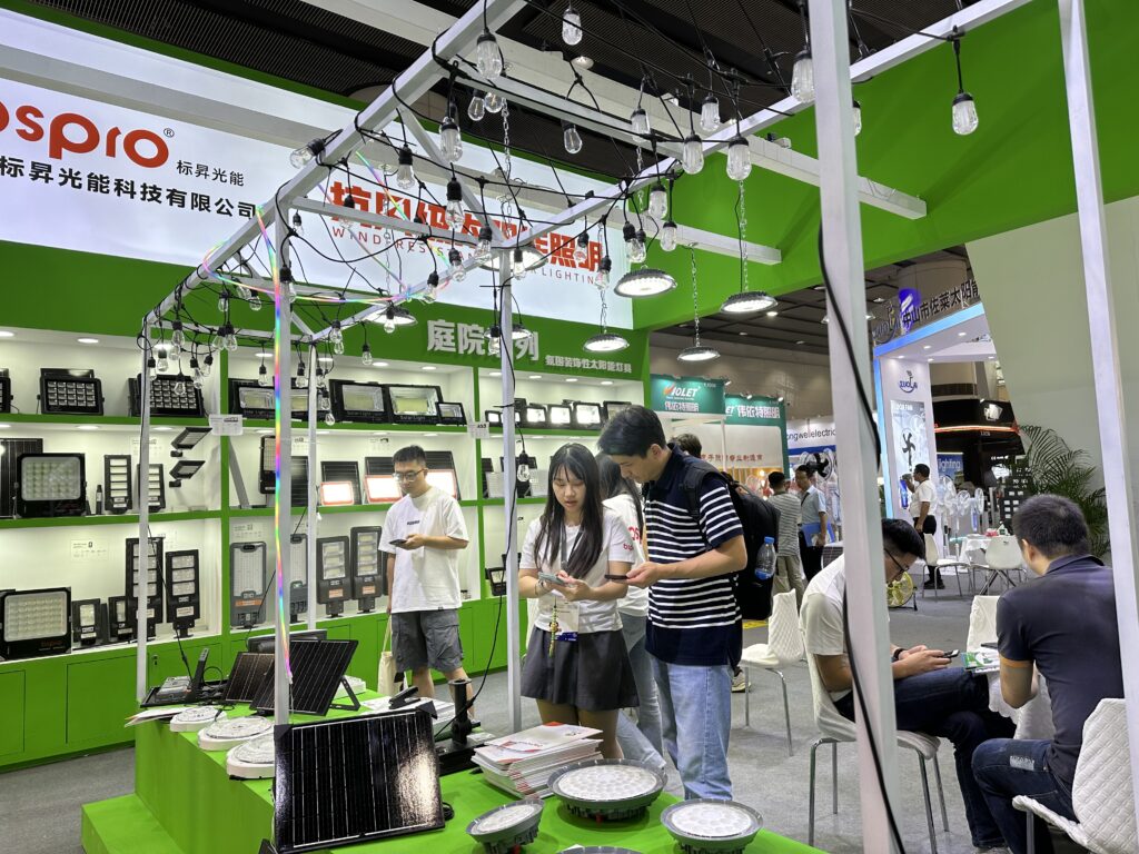 31th GUANGZHOU INTERNAT ONAL LIGHTING EXHIBITION solar street light