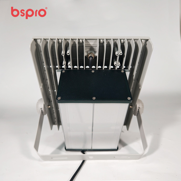 LED floodlight with cooling fins