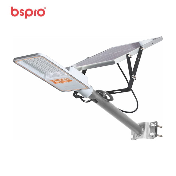 Solar street light with mounting bracket